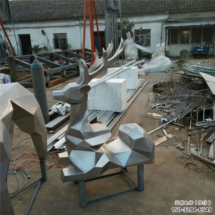 公園小鹿雕塑定做,小區(qū)擺件,鏡面切面小鹿雕塑制作 公園小鹿雕塑定做,小區(qū)擺件,鏡面切面小鹿雕塑制作
