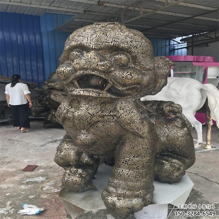 公共獅子雕塑訂做，城市裝飾，不銹鋼鏤空獅子雕塑