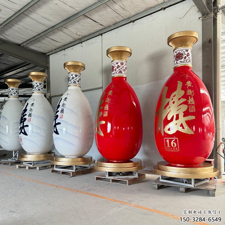 洋酒瓶雕塑預(yù)定，小區(qū)擺件，玻璃鋼洋酒瓶雕塑廠家