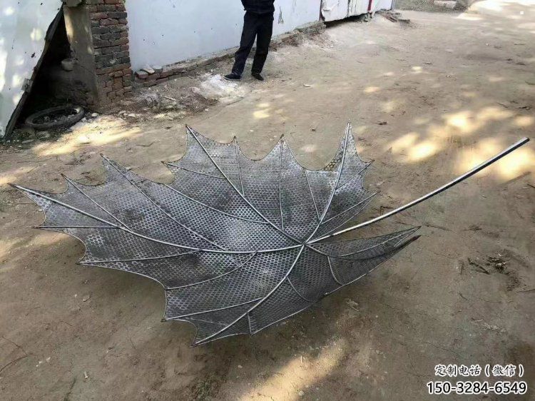 鏤空楓葉雕塑供需，彩鋼制作，大型鐵藝楓葉雕塑公司