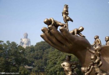 小孩雕塑精選，彩鋼制作，戶外手托小孩雕塑廠家