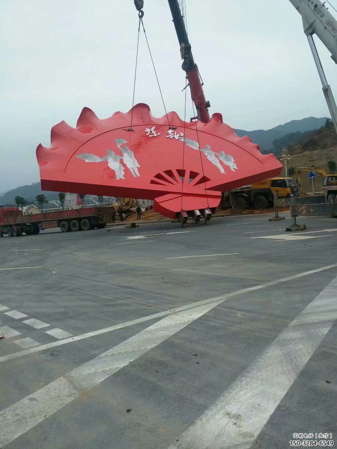 現(xiàn)代不銹鋼扇子雕塑安裝現(xiàn)場 現(xiàn)代不銹鋼扇子雕塑安裝現(xiàn)場